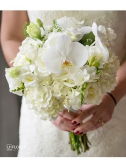 bó hoa cầm tay cô dâu