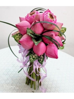 hoa tươi cầm tay cô dâu