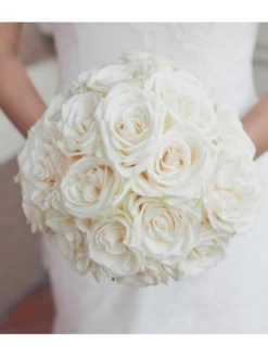 hoa cầm tay cô dâu đơn giản