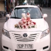 trang trí xe hoa cưới màu trắng