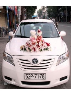 trang trí xe hoa cưới màu trắng