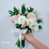 hoa cưới cầm tay cô dâu