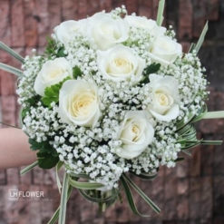 hoa cầm tay cô dâu bằng hoa hồng