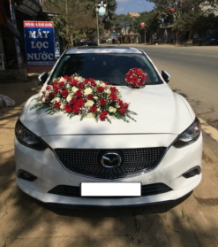 trang trí xe hoa cưới màu trắng