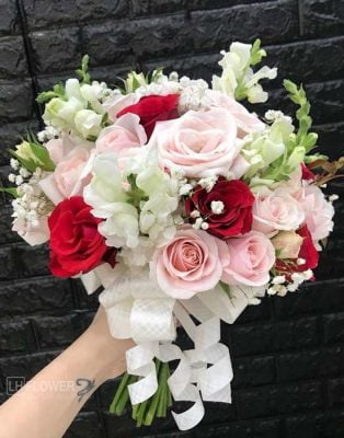 giá hoa cưới cầm tay cô dâu bằng hoa hồng