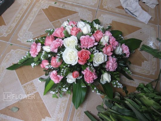 4 cách cắm hoa hồng để bàn ngày cưới đơn giản!