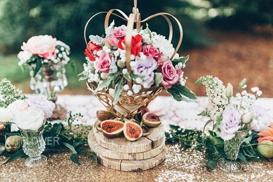 cắm hoa hồng để bàn cưới