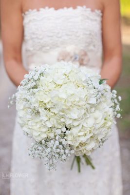 bó hoa cưới bằng cẩm tú cầu