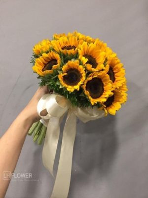 hoa cầm tay cô dâu bằng hoa hướng dương