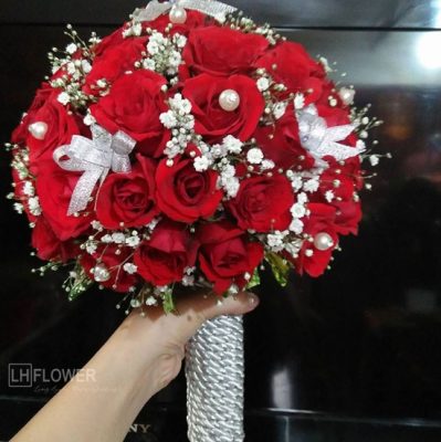 hoa cưới cầm tay hoa hồng