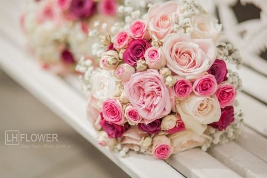  Hoa cầm tay cô dâu đẹp trong ngày cưới    Hoa-cuoi-cam-tay-hoa-hong-3-550x367
