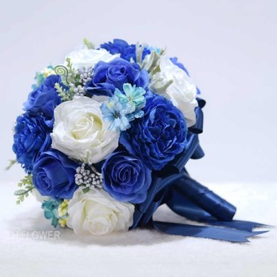 hoa hồng xanh cầm tay cô dâu