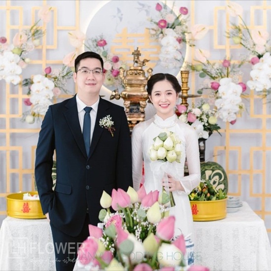 hoa cầm tay cho cô dâu mặc áo dài