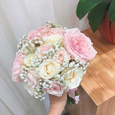 hoa hồng cầm tay cô dâu