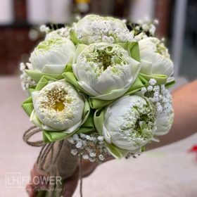 hoa sen cầm tay cô dâu