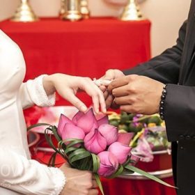 hoa sen cầm tay cô dâu