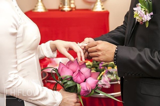 hoa sen cầm tay cô dâu
