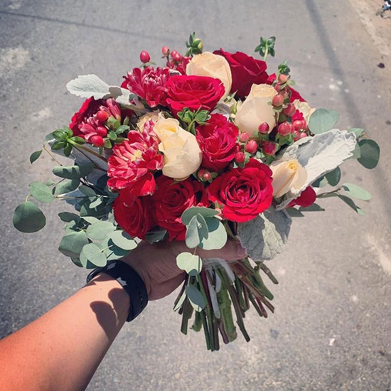   Hoa cưới cầm tay dùng hoa gì đẹp?   Hoa-cuoi-cam-tay-don-gian-5