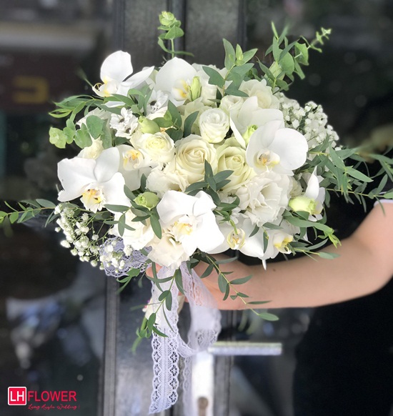 hoa cưới cầm tay màu trắng