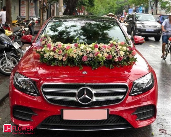 Sự quyến rũ của màu đỏ trong trang trí xe hoa