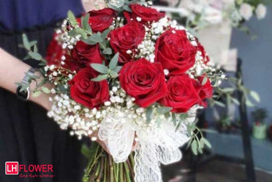 hoa hồng cầm tay ngày cưới