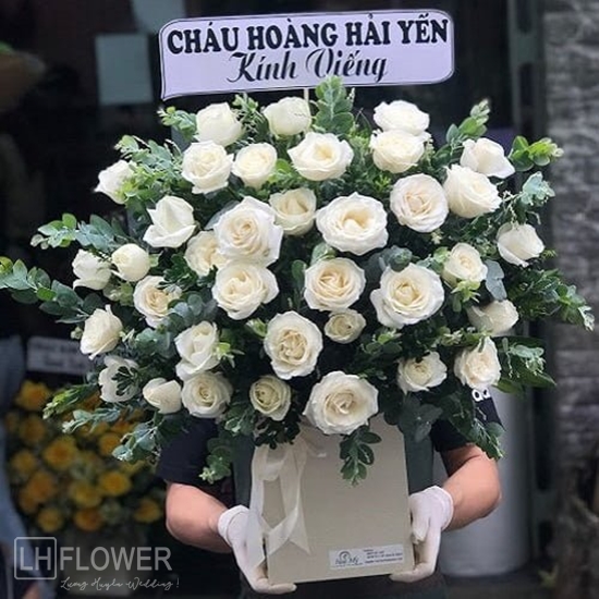 Giỏ hoa viếng đám tang sử dụng hoa hồng